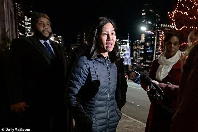 美华裔女市长晒照被批“搞分裂”，嘉宾中有一人曾因贩毒进过监狱