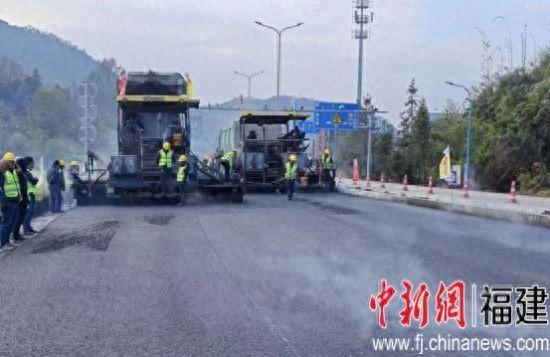 三明市长深高速北连接线提升改造工程路面沥青试验段完成摊铺