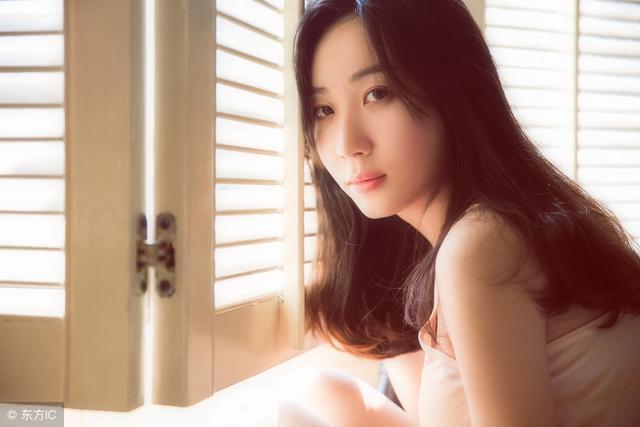 小说：古代女侍卫魂穿成十八线女星，把总裁当成皇上，随身保护