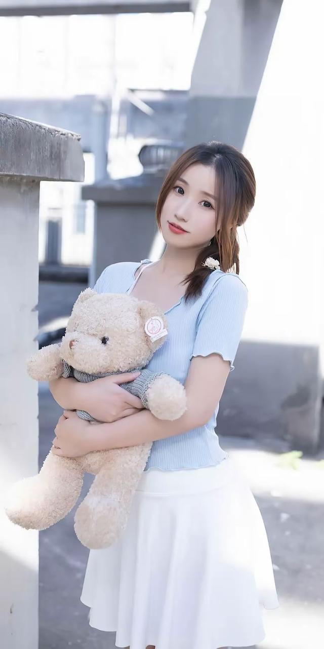 绝美模特鱼子酱与性感美女杏子:夏日白裙的青春风采写真
