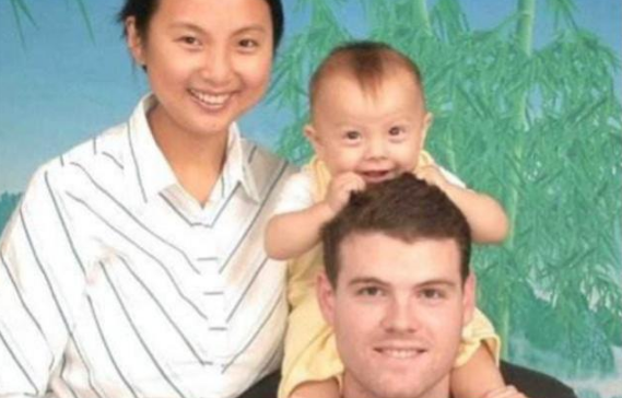 当年质问克林顿的北大女孩,后来嫁美国人,20年过去她过得如何?