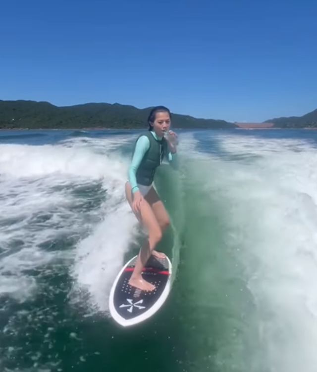 37岁女神周秀娜出海冲浪!光脚踩滑板长腿瞩目,男友人大花臂抢镜