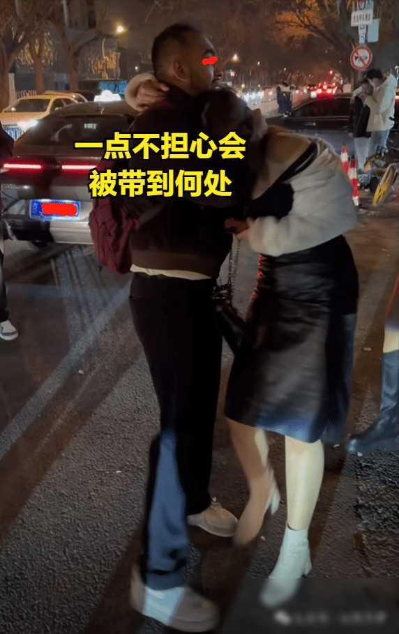 女子在酒吧和黑人男子喝酒,借着酒劲欲发生邂逅,心甘情愿被带走