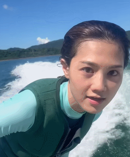 37岁女神周秀娜出海冲浪!光脚踩滑板长腿瞩目,男友人大花臂抢镜