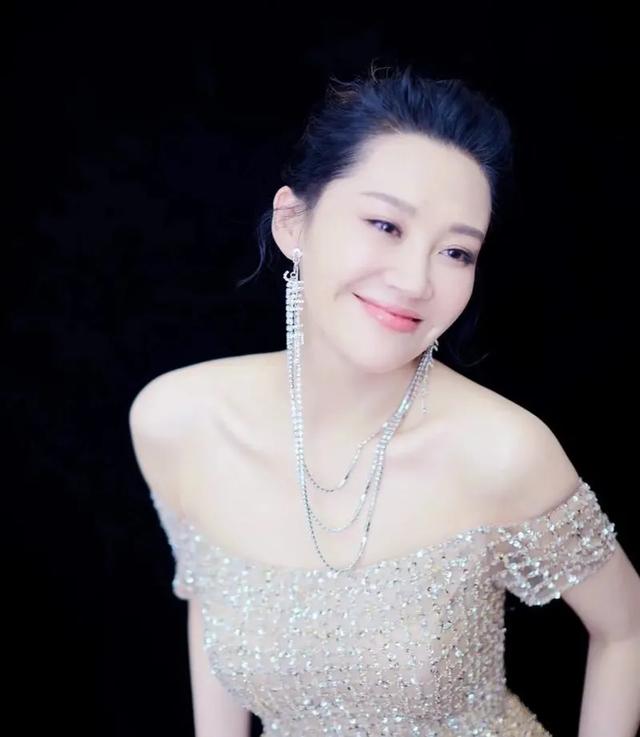 三分性感,七分妩媚。风韵犹存天花板的10位女星。