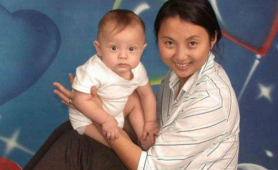 当年质问克林顿的北大女孩,后来嫁美国人,20年过去她过得如何?