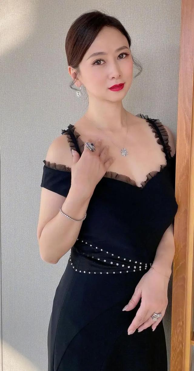 三分性感,七分妩媚。风韵犹存天花板的10位女星。