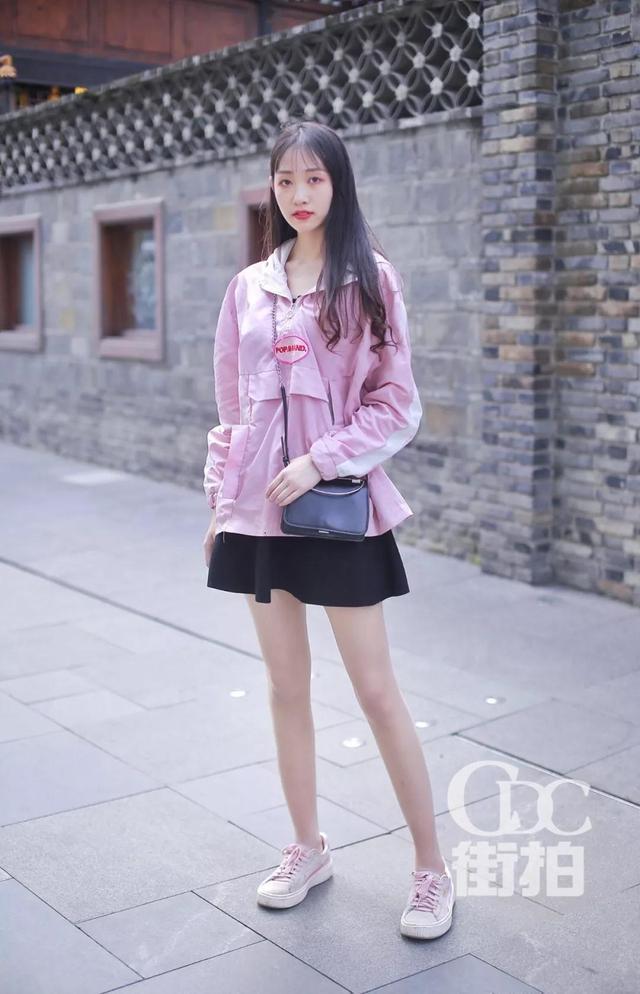 成都美女街拍：又到秀逆天长腿的季节了！成都美女短裤短裙齐上阵