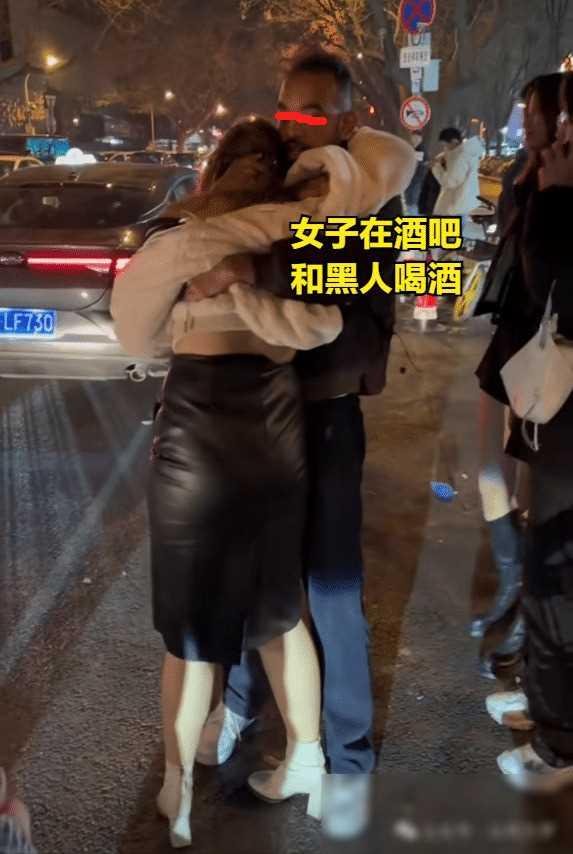女子在酒吧和黑人男子喝酒,借着酒劲欲发生邂逅,心甘情愿被带走