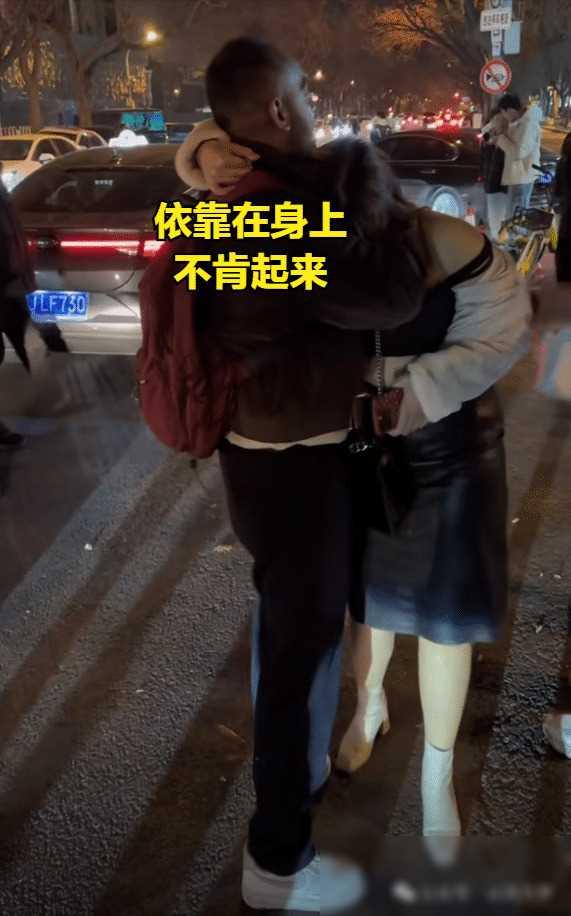 女子在酒吧和黑人男子喝酒,借着酒劲欲发生邂逅,心甘情愿被带走