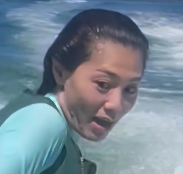 37岁女神周秀娜出海冲浪!光脚踩滑板长腿瞩目,男友人大花臂抢镜