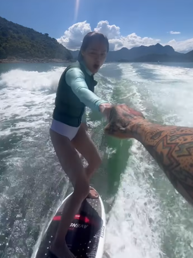 37岁女神周秀娜出海冲浪!光脚踩滑板长腿瞩目,男友人大花臂抢镜