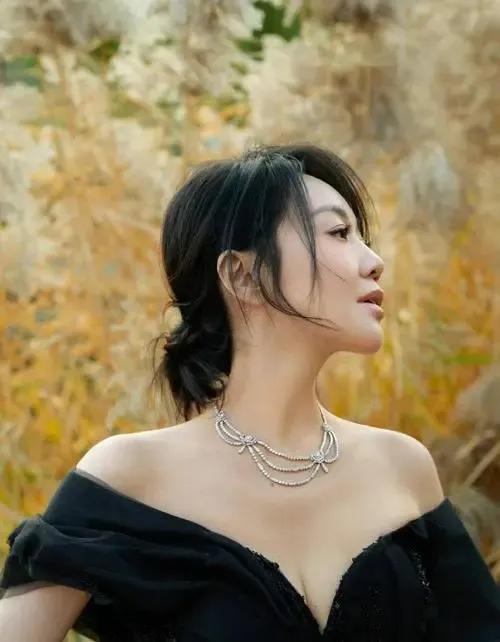 三分性感,七分妩媚。风韵犹存天花板的10位女星。