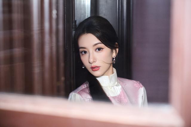 上海时装周,杨颖深V低胸,胡连馨露美背,都不及郭富城妻子惊艳