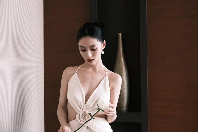 上海时装周,杨颖深V低胸,胡连馨露美背,都不及郭富城妻子惊艳