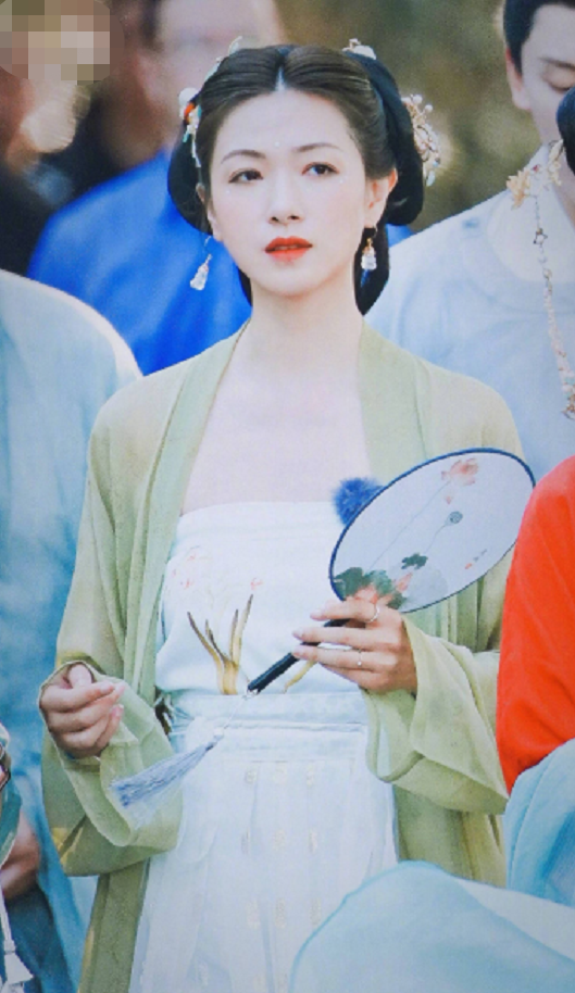 38岁万茜古装扮相惊艳,白色抹胸清新脱俗,气质温婉甜美像仙子