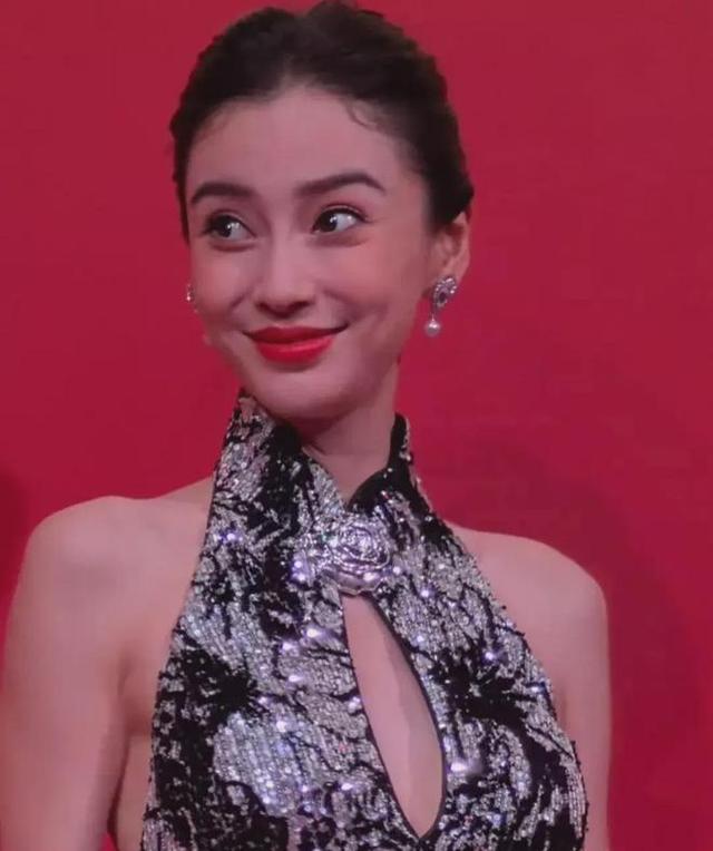 上海时装周,杨颖深V低胸,胡连馨露美背,都不及郭富城妻子惊艳
