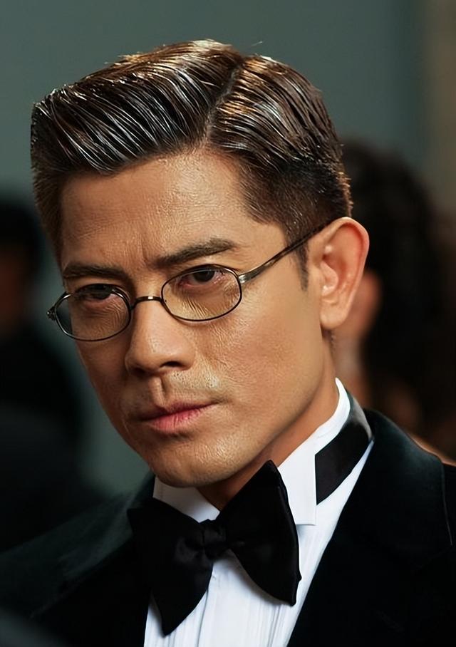 上海时装周,杨颖深V低胸,胡连馨露美背,都不及郭富城妻子惊艳