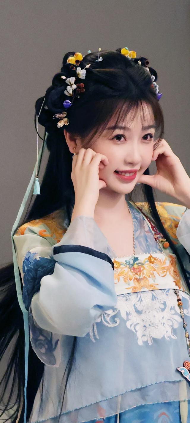 美女系列壁纸第3137期—虞书欣饰演的凌妙妙