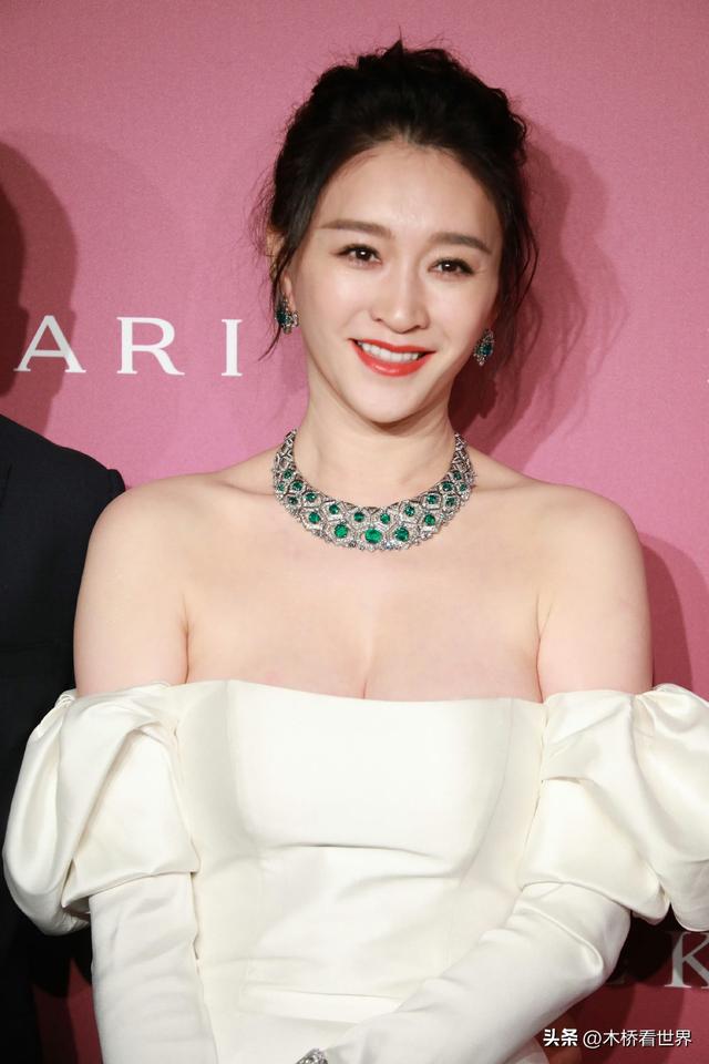 纸片人、排骨胸看腻了!这些珠圆玉润的中年女星,才是真的有味道