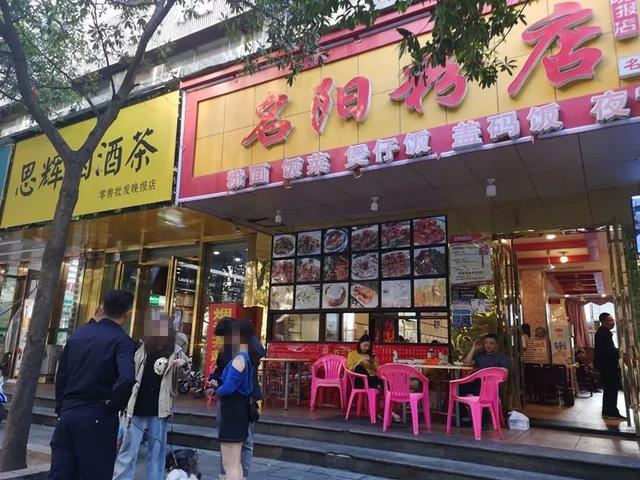 长沙一男子当街伸“咸猪手”袭胸17岁女孩!监控曝光,认识他请报警