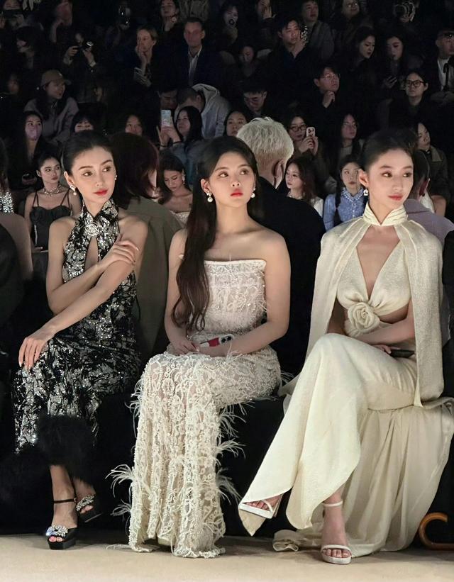 上海时装周,杨颖深V低胸,胡连馨露美背,都不及郭富城妻子惊艳