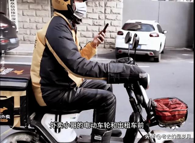 女子袒胸露乳坐在霸王茶姬柜台上?动作不雅引人热议