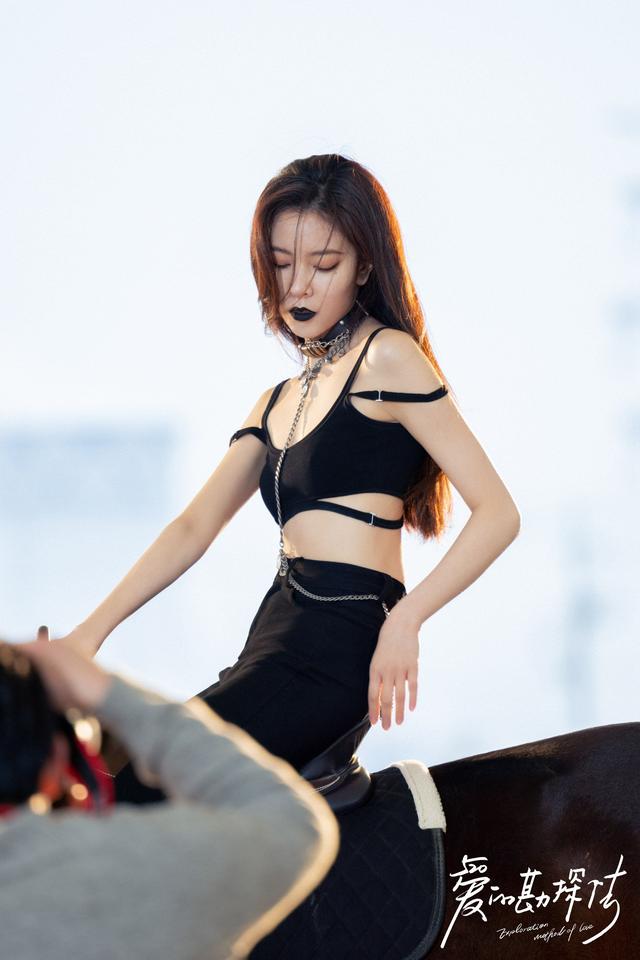 宋妍霏苏纪时骑马时尚性感写真