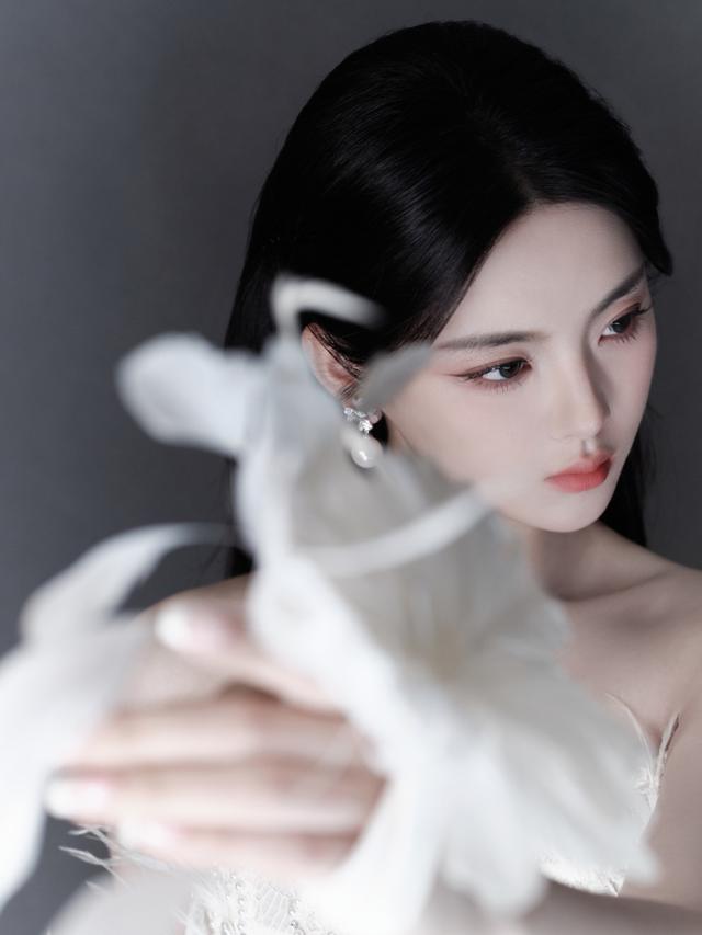 上海时装周,杨颖深V低胸,胡连馨露美背,都不及郭富城妻子惊艳