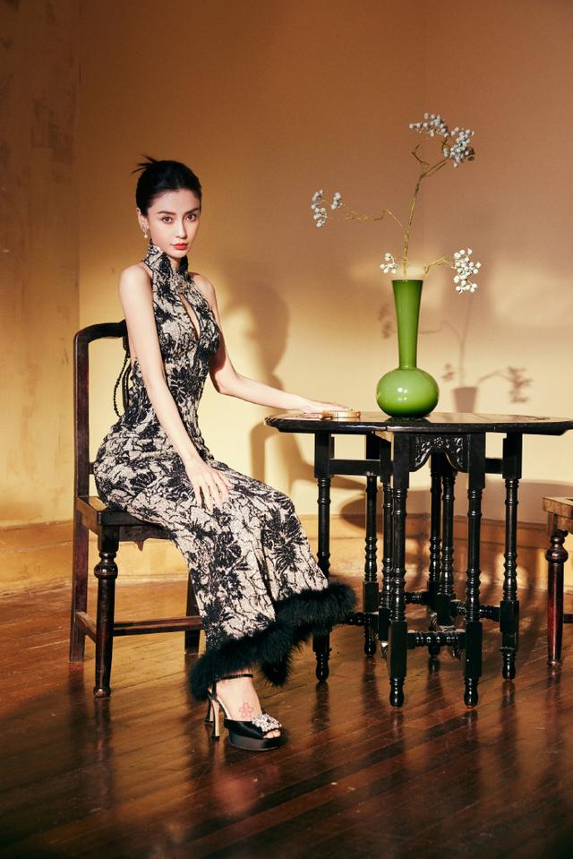 上海时装周,杨颖深V低胸,胡连馨露美背,都不及郭富城妻子惊艳