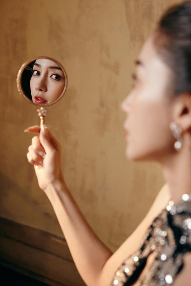 上海时装周,杨颖深V低胸,胡连馨露美背,都不及郭富城妻子惊艳