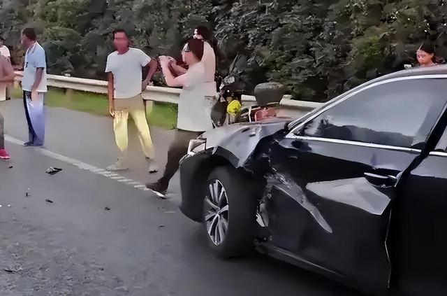 太惨了！又一女骑手车祸身亡，长相漂亮身材性感，身份被扒