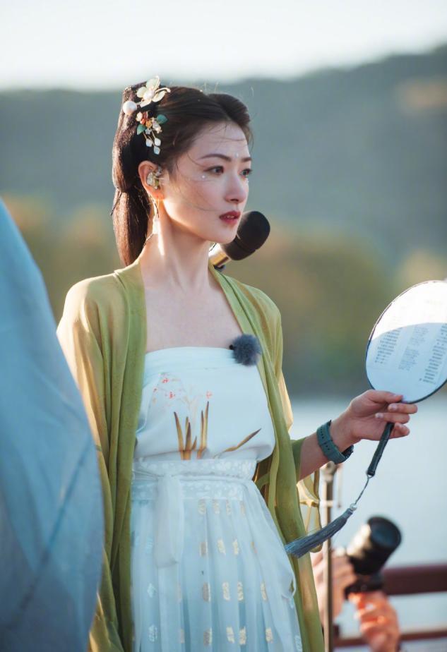 38岁万茜古装扮相惊艳,白色抹胸清新脱俗,气质温婉甜美像仙子