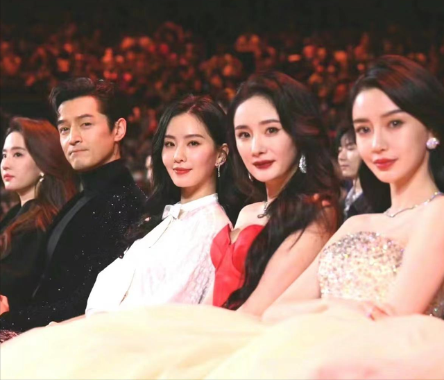 上海时装周,杨颖深V低胸,胡连馨露美背,都不及郭富城妻子惊艳