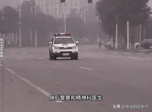 女子袒胸露乳坐在霸王茶姬柜台上?动作不雅引人热议