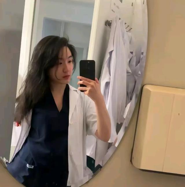 23岁美女协和博士毕业,很多人难以置信,看到国外本科就明白了