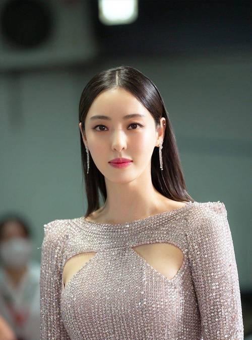 韩国的十大美女,一半性感妩媚,一半冰清玉洁,各个都是人间尤物