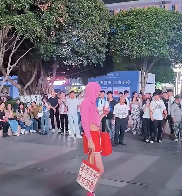 太古里街头辣眼睛！性感美女穿内衣外穿，奇葩穿搭让人叹为观止！