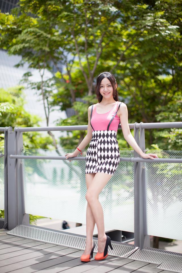 日本漂亮美女户外花园性感个人写真秀长腿