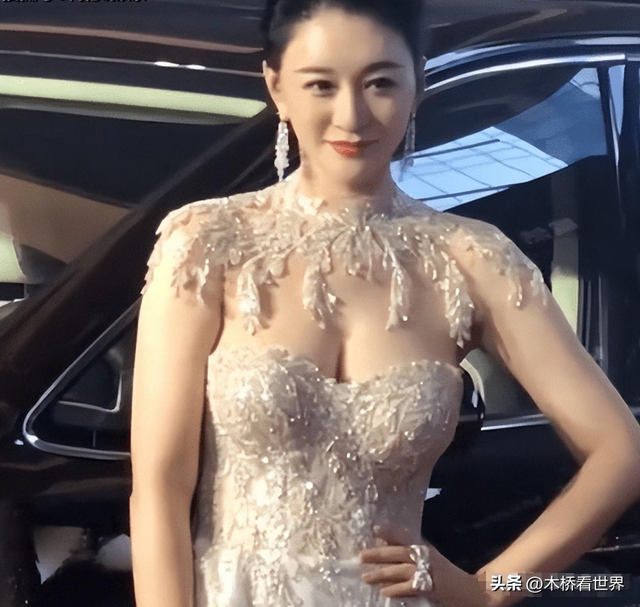 纸片人、排骨胸看腻了!这些珠圆玉润的中年女星,才是真的有味道