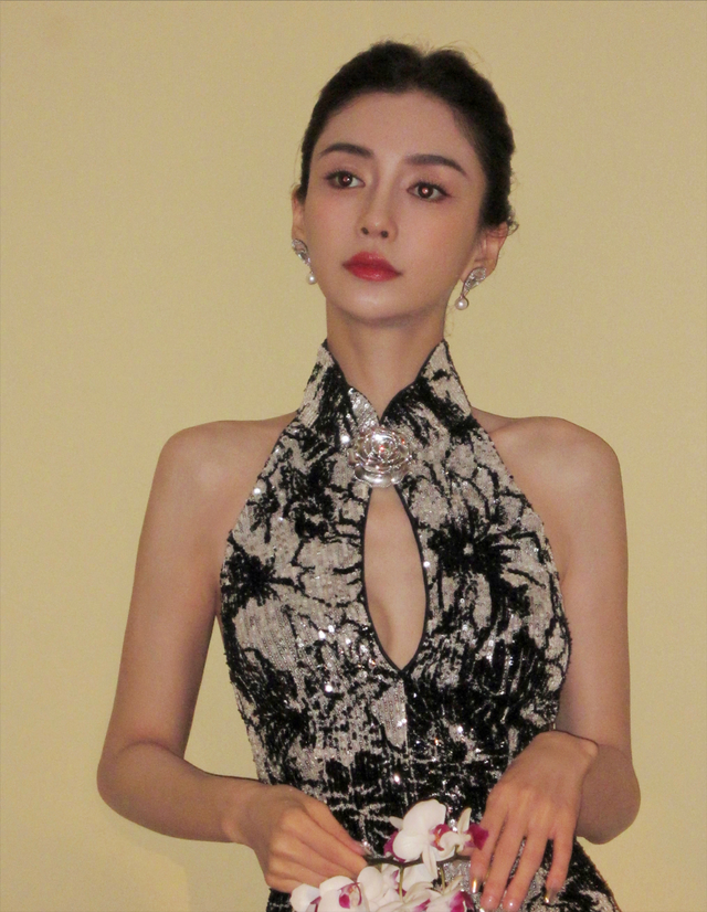 上海时装周,杨颖深V低胸,胡连馨露美背,都不及郭富城妻子惊艳