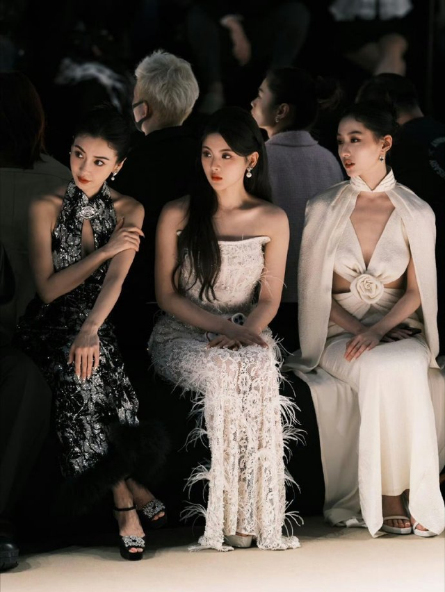 上海时装周,杨颖深V低胸,胡连馨露美背,都不及郭富城妻子惊艳