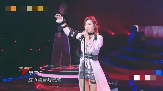 38岁万茜古装扮相惊艳,白色抹胸清新脱俗,气质温婉甜美像仙子