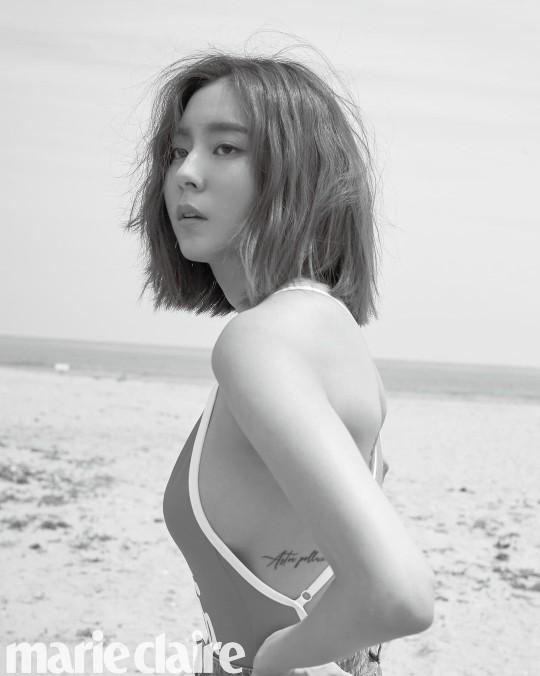 韩国女艺人UEE社交网络发布泳装写真