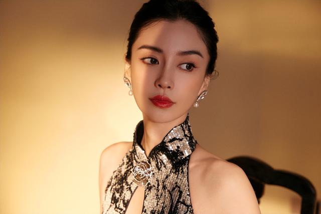 上海时装周,杨颖深V低胸,胡连馨露美背,都不及郭富城妻子惊艳