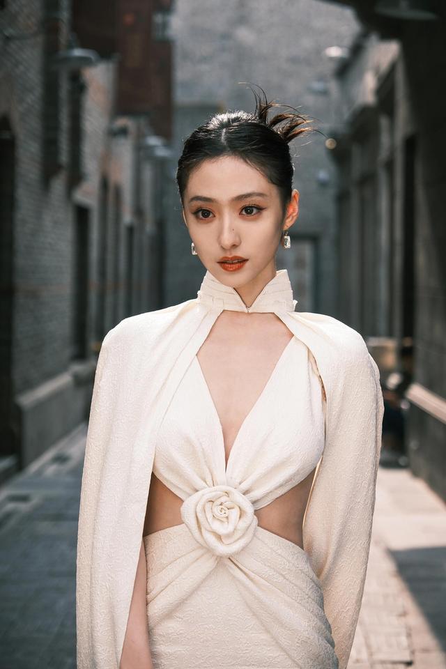 上海时装周,杨颖深V低胸,胡连馨露美背,都不及郭富城妻子惊艳