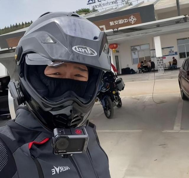 太惨了！又一女骑手车祸身亡，长相漂亮身材性感，身份被扒