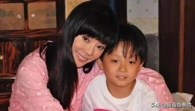 慈母多败儿?狄莺儿子被曝每晚需捧着妈妈胸部睡觉,如今光屁股