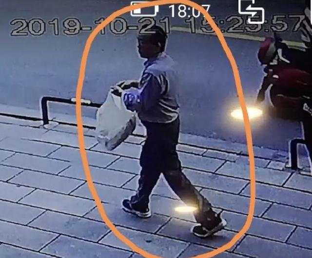 长沙一男子当街伸“咸猪手”袭胸17岁女孩!监控曝光,认识他请报警