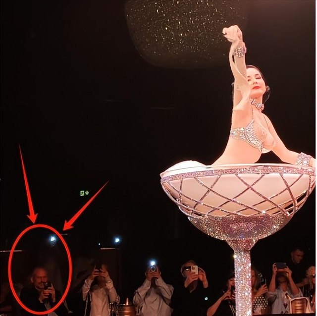 太炸裂!巴黎脱衣舞娘、阴间走秀,裸胸上阵,看的人头皮发麻